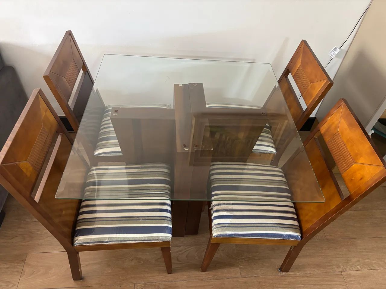 Vendo mesa de vidro com 4 cadeiras