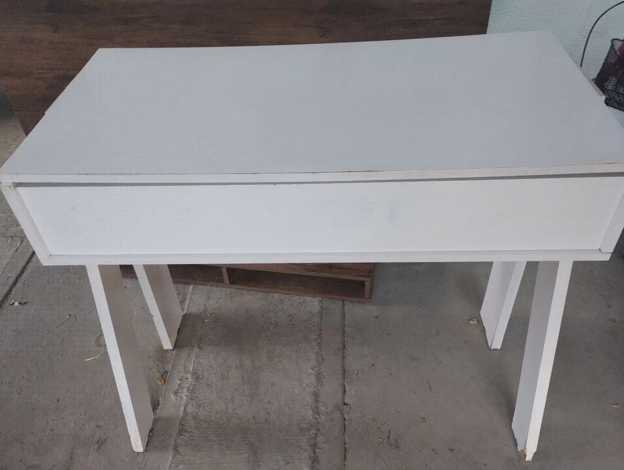 Mesa escrivaninha e penteadeira com espelho.