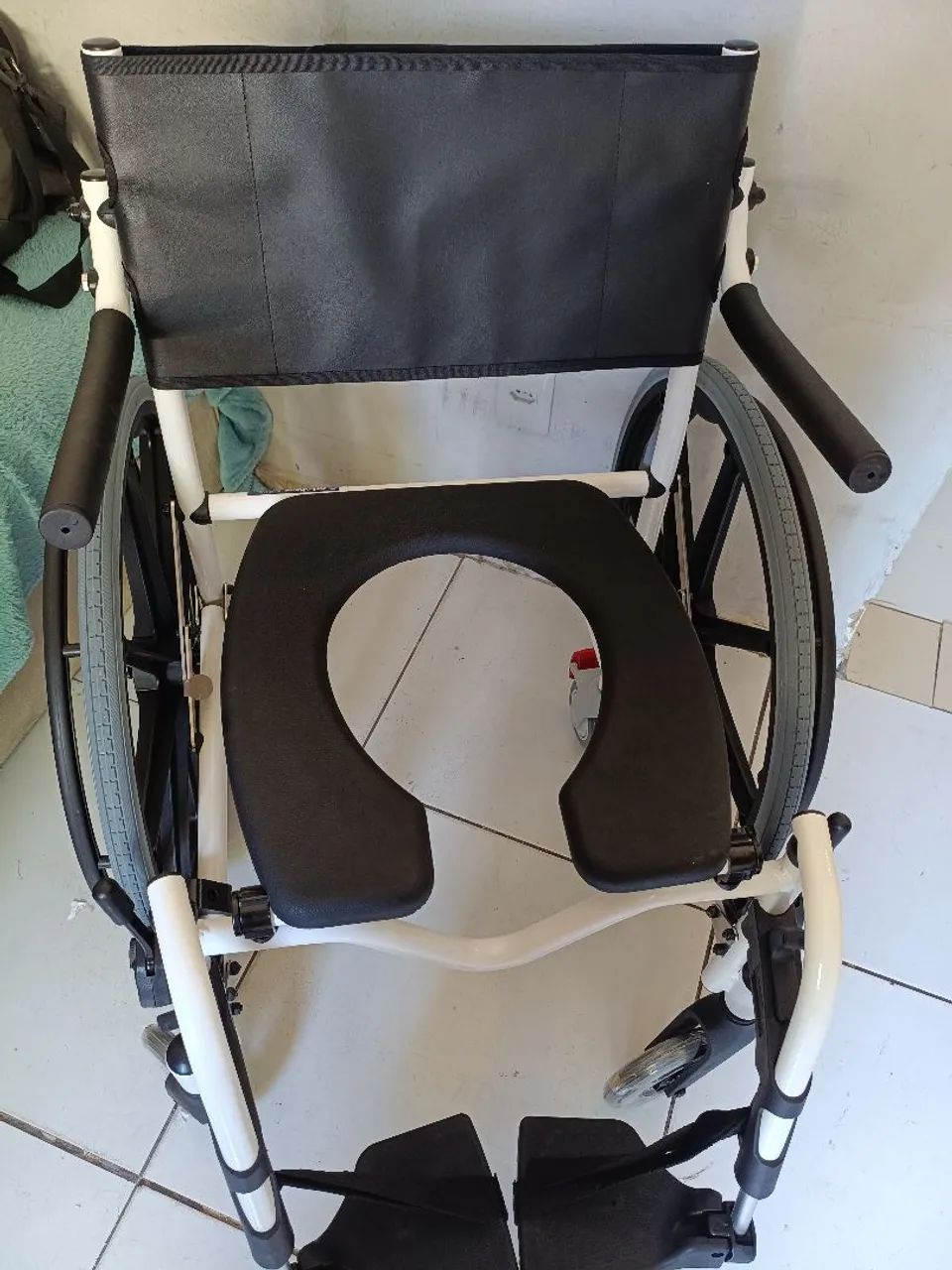 Cadeira de Rodas de Banho (Aberto a proposta) 