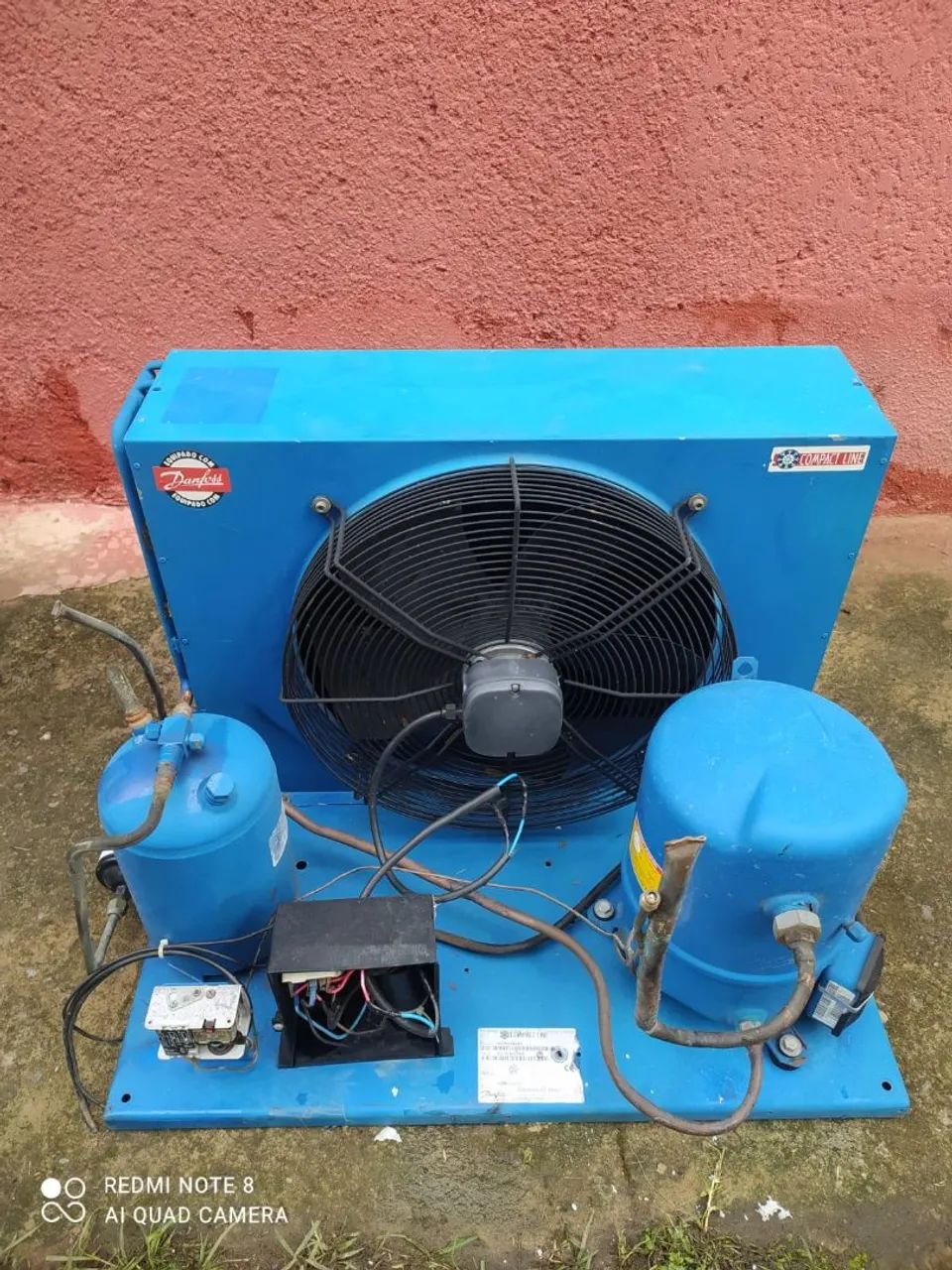 Unidade Condensadora com compressor de 2,5 HP. 