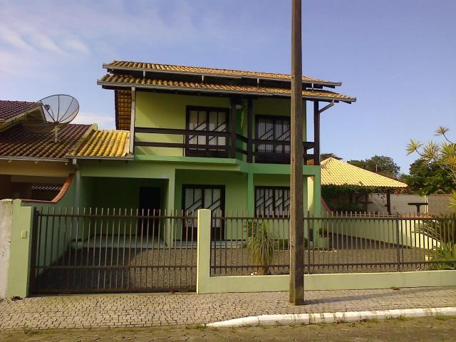 Sobrado na praia da enseada | 01 suíte + 02 dormitórios | 300metros do mar