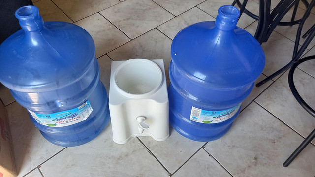 Suporte pra galão e dois galão de água de 20 litros - Foto 2