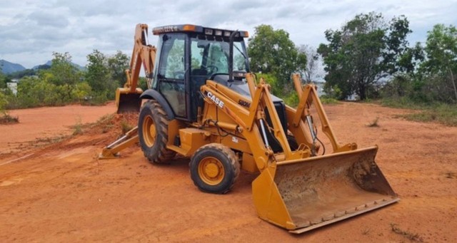 Retro escavadeira Case 580m 4x4