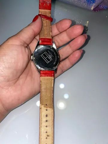 Relógio tommy hilfiger pulseira vermelha fundo perolado - Foto 3