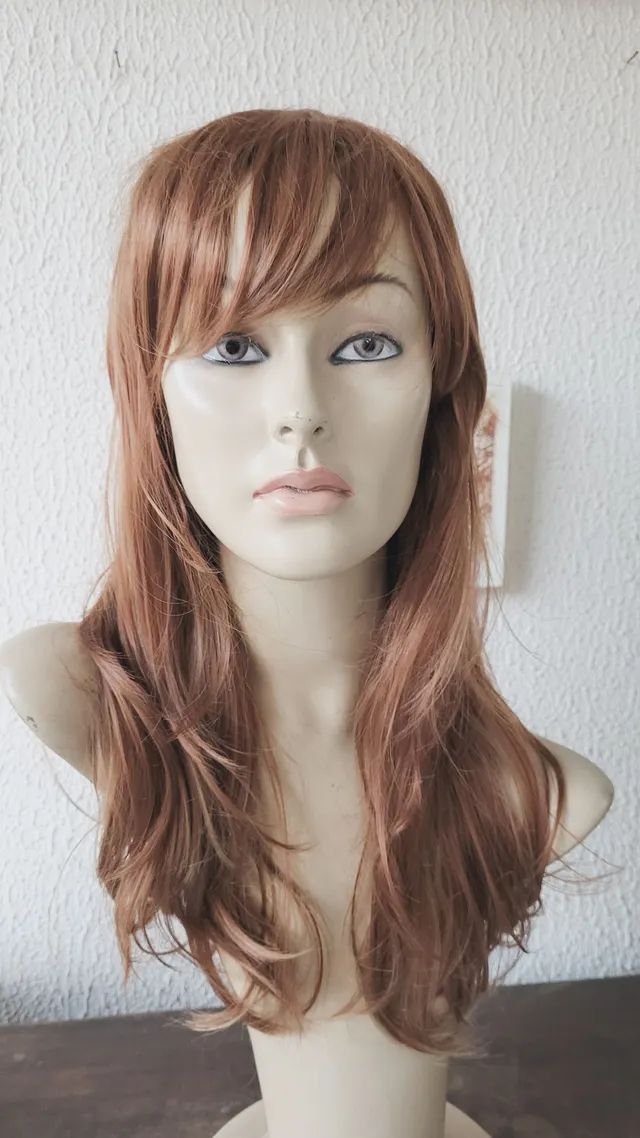 Peruca castanho claro com mechas, em fibra resistente ao calor. Nova.