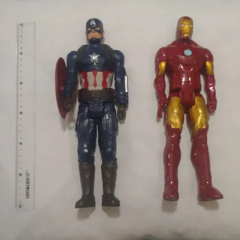 Bonecos do Homem de Ferro e Capitão América