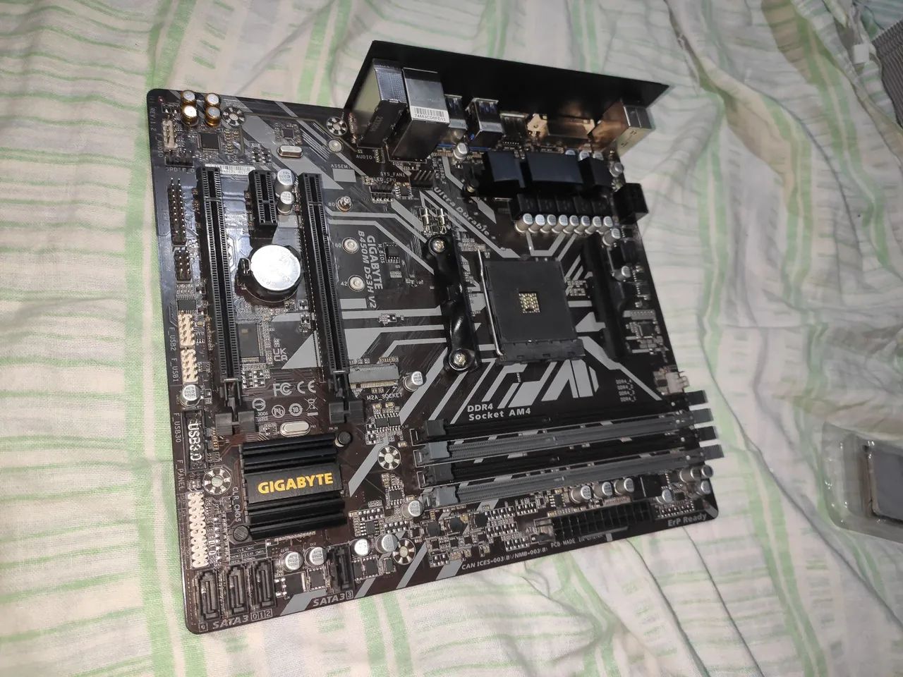 Placa Mãe Gigabyte B450M DS3H V2 (AM4/DDR4 3200MHz/HDMI/DisplayPort/M.2/USB 3.2 - Foto 2