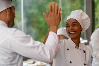 AUX DE COZINHA / OPERADOR DE DELIVERY MEIO PERÍODO
