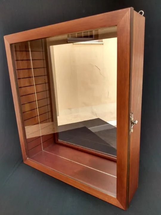 Expositor em Madeira Mogno