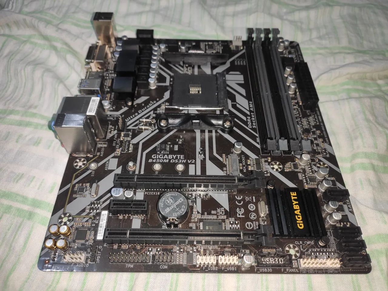 Placa Mãe Gigabyte B450M DS3H V2 (AM4/DDR4 3200MHz/HDMI/DisplayPort/M.2/USB 3.2 - Foto 3