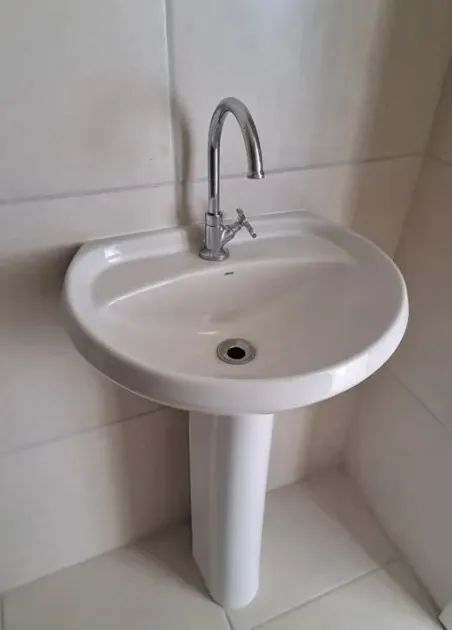 Lavatório do banheiro da Deca - com coluna e torneira