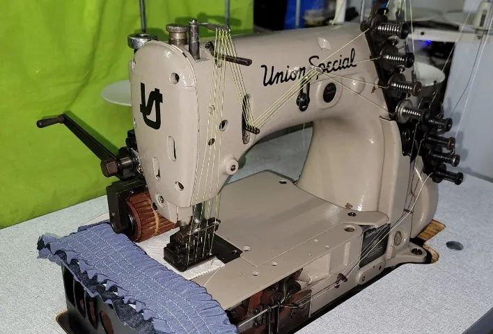 Máquina Union Special 4 agulhas com catraca p cinturas de shorts, agasalhos e calças