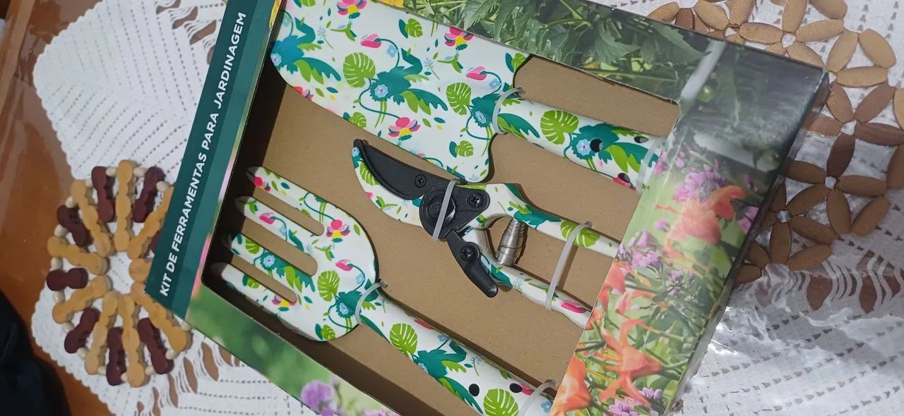 Kit de ferramentas de jardinagem com design floral