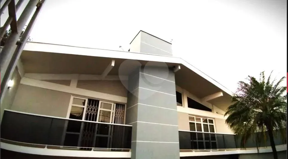 Sobrado sofisticado com 4 quartos e área de lazer completa no Pilarzinho 400m²