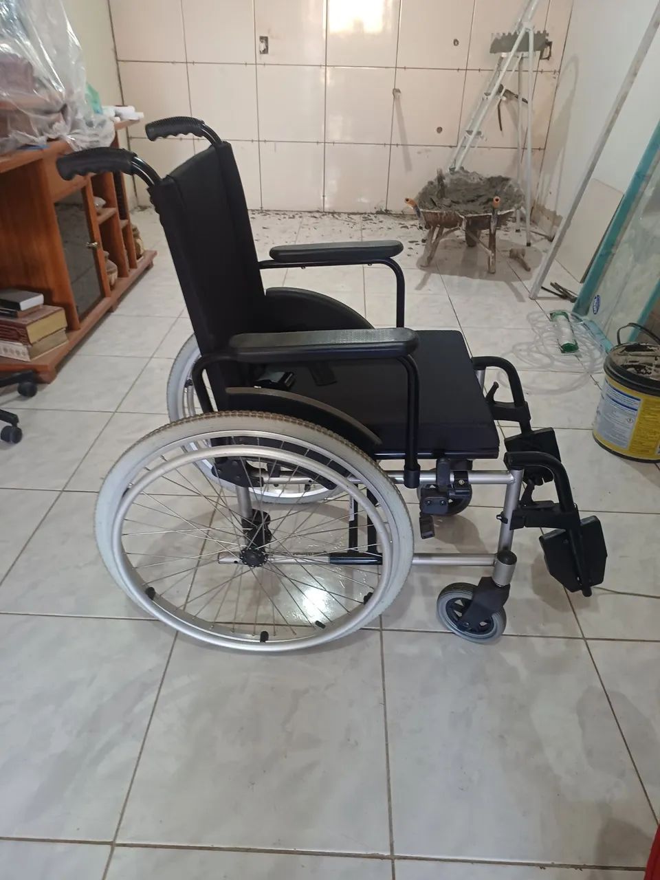 Cadeira de rodas seminova 