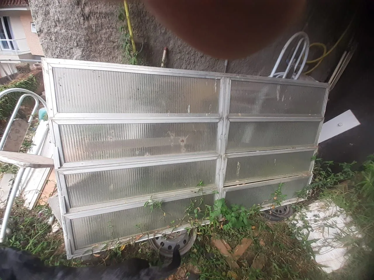 Janela de vidro com estrutura de alumínio