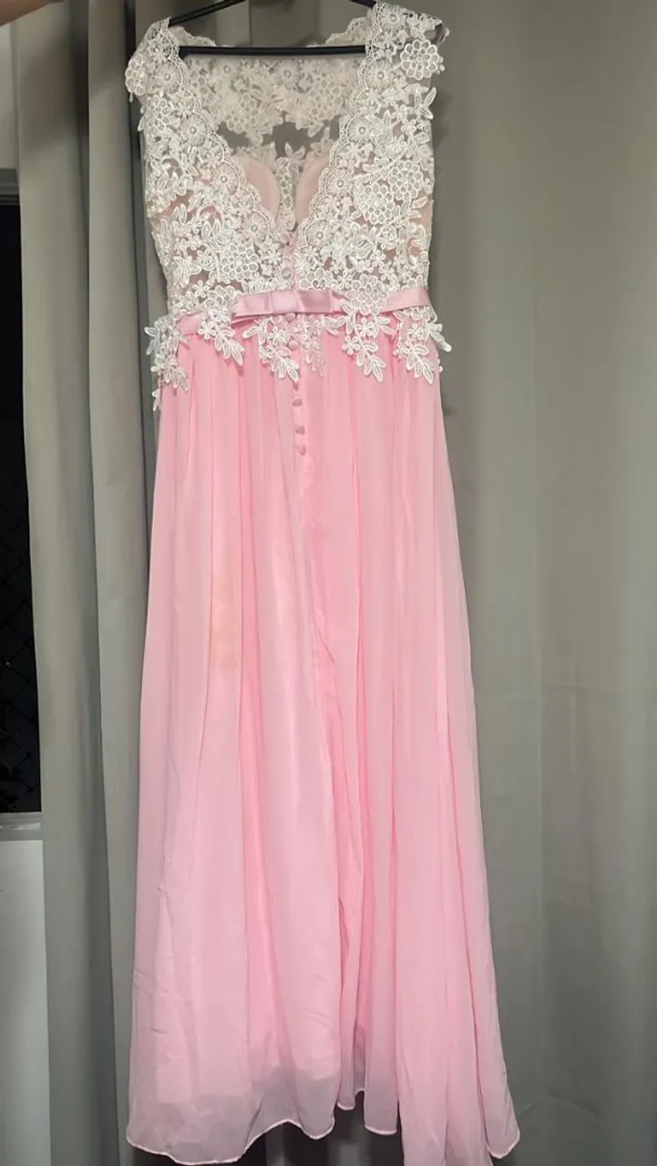 Vestido de festa rosa com detalhes em renda