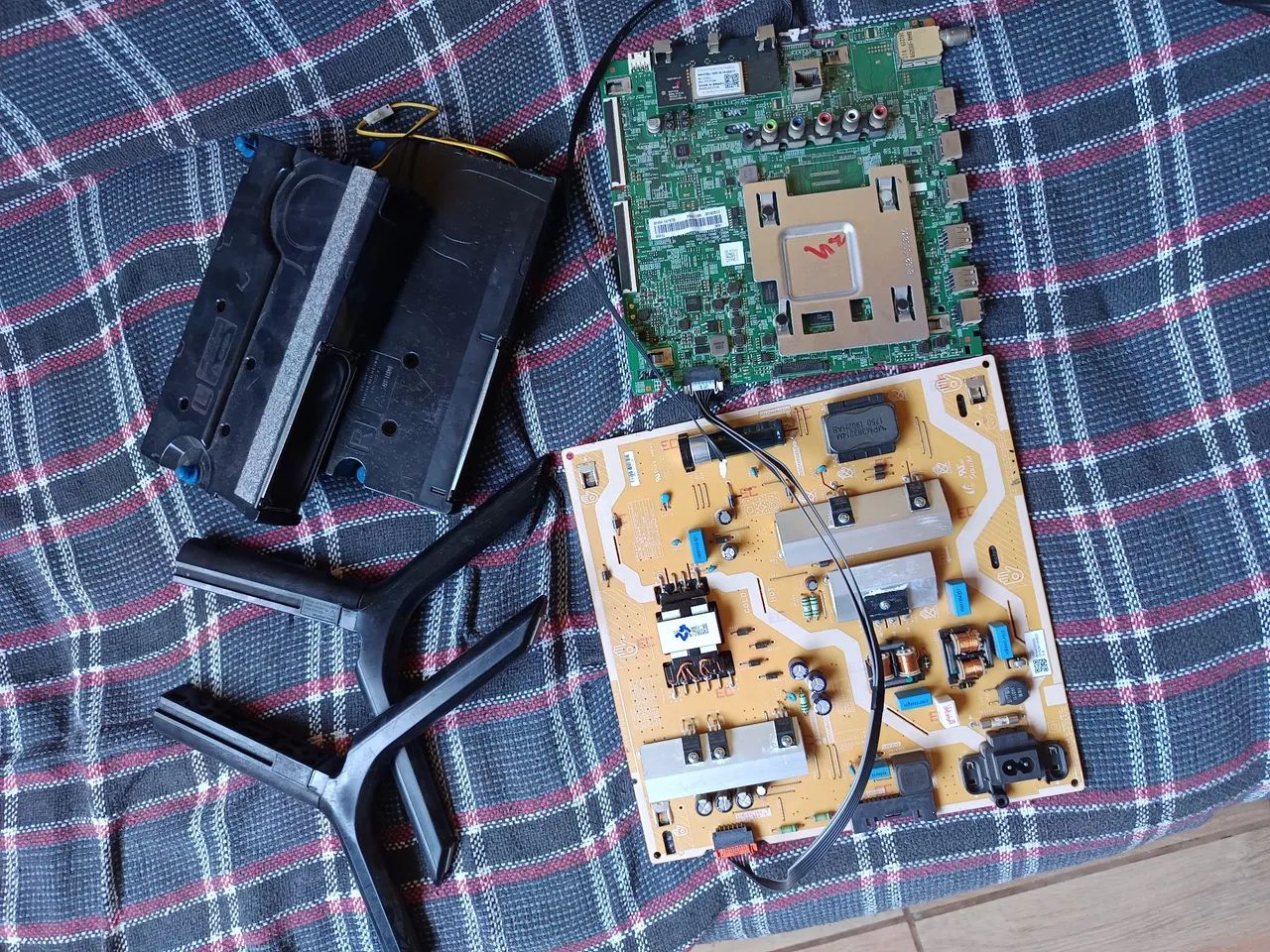 Originais tv Samsung: Placas, cabo pés e auto falantes. Ótimo estado  - Foto 5