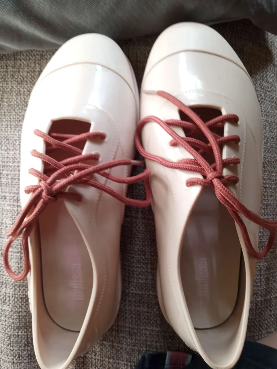 Melissa Oxford Bege com Cadarço Vermelho