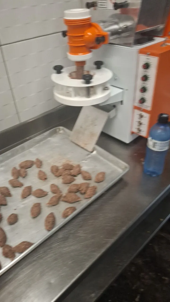 Máquina de produção de massas e salgados
