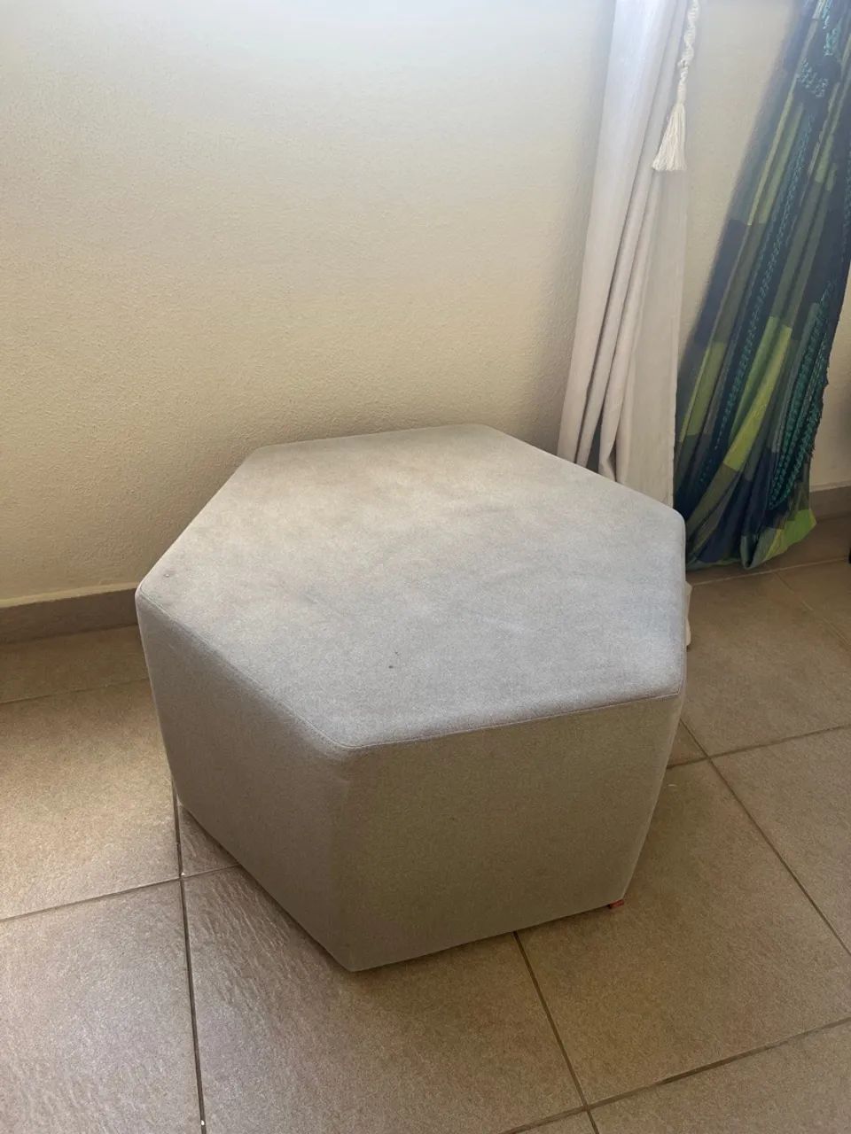 Puff Hexagonal Cinza