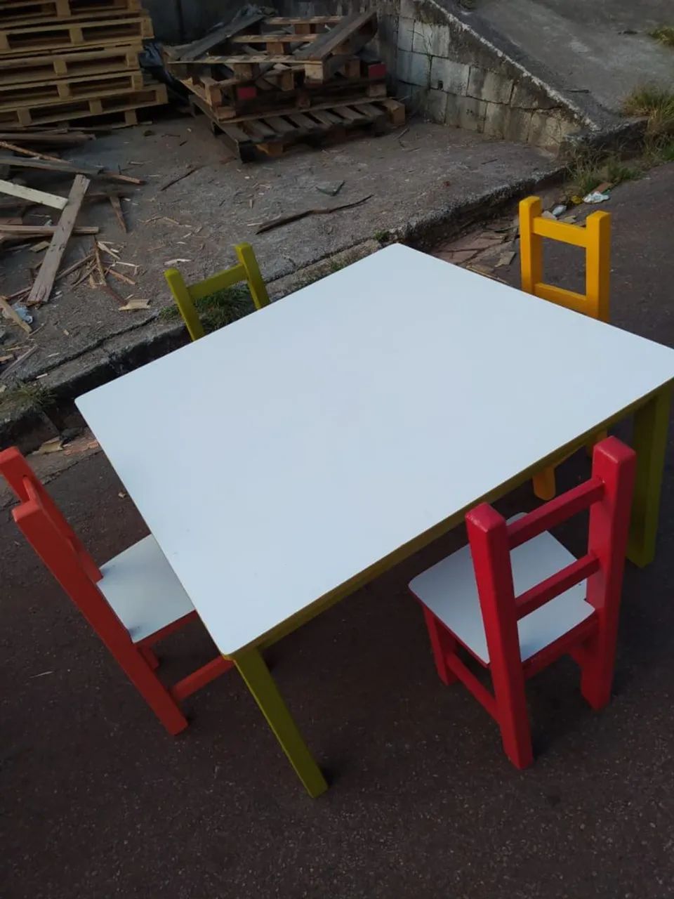 Conjunto Mesa Infantil com 4 Cadeiras Coloridas - Foto 2