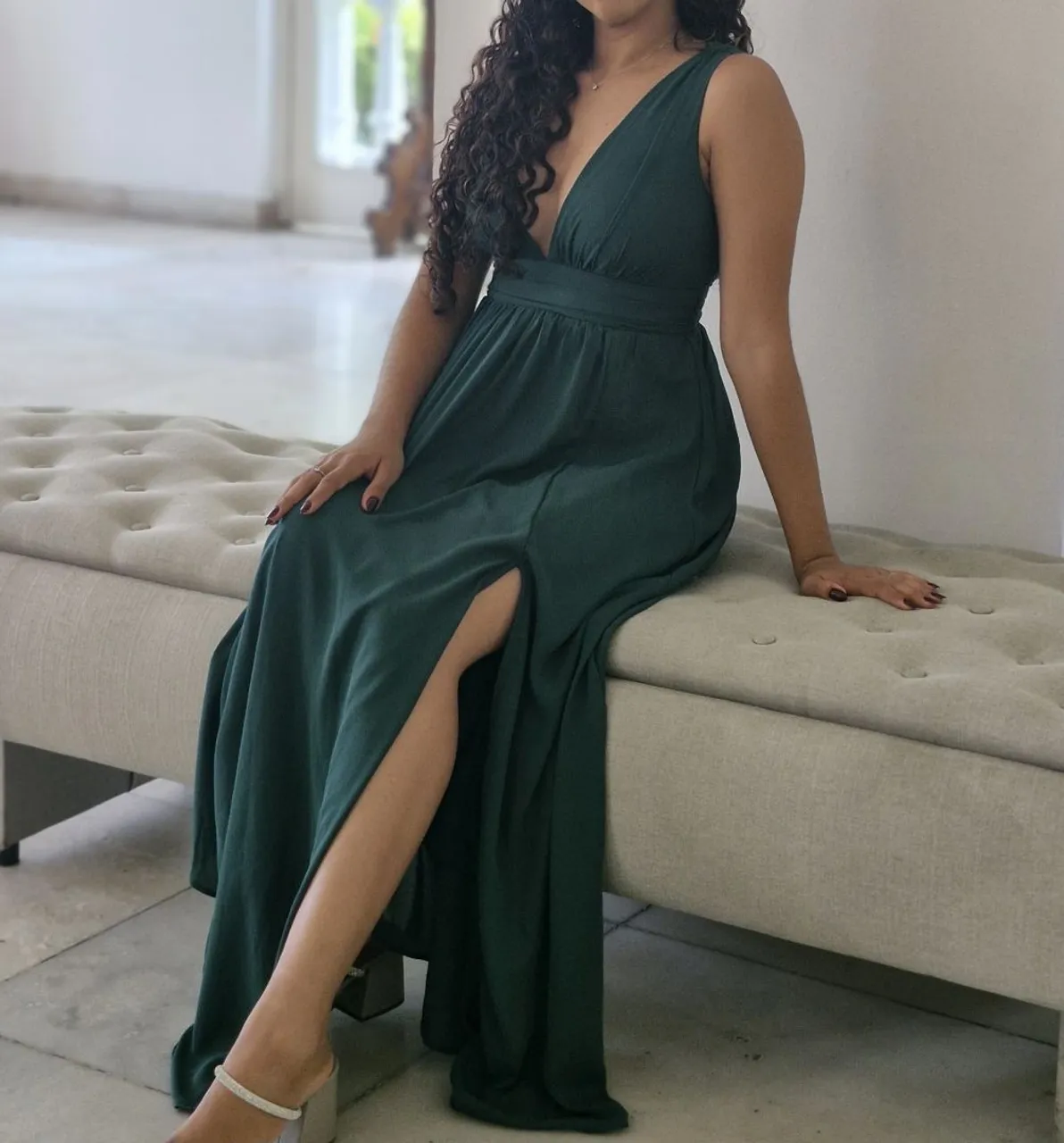 Vestido longo, verde esmeralda, elegante com fenda