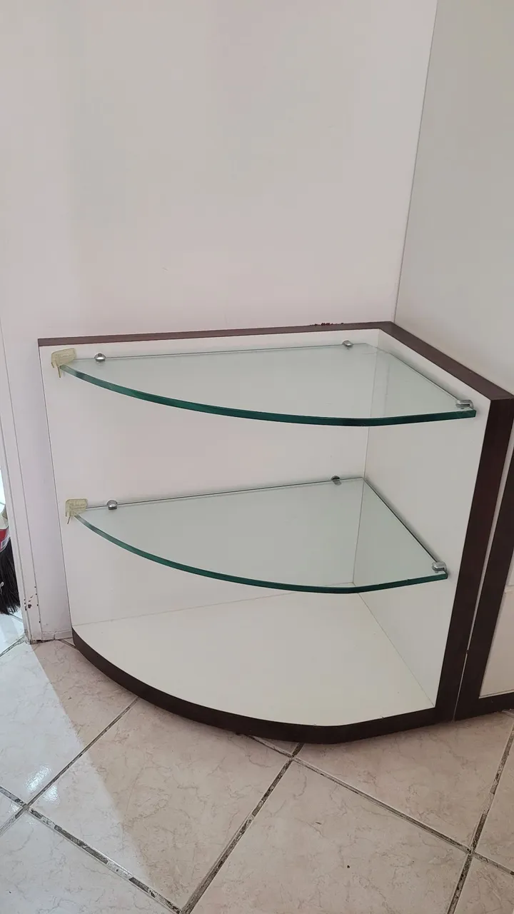 Estante de canto com prateleiras de vidro