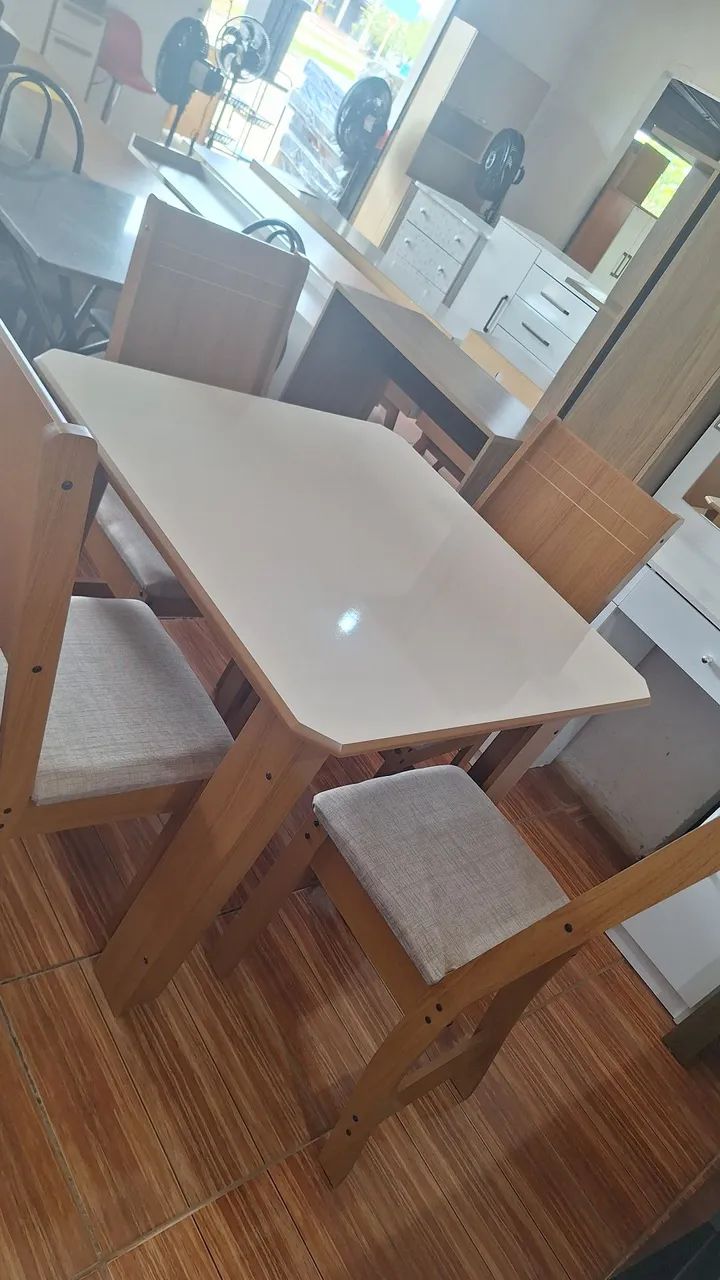 Mesa de jantar 4 cadeiras