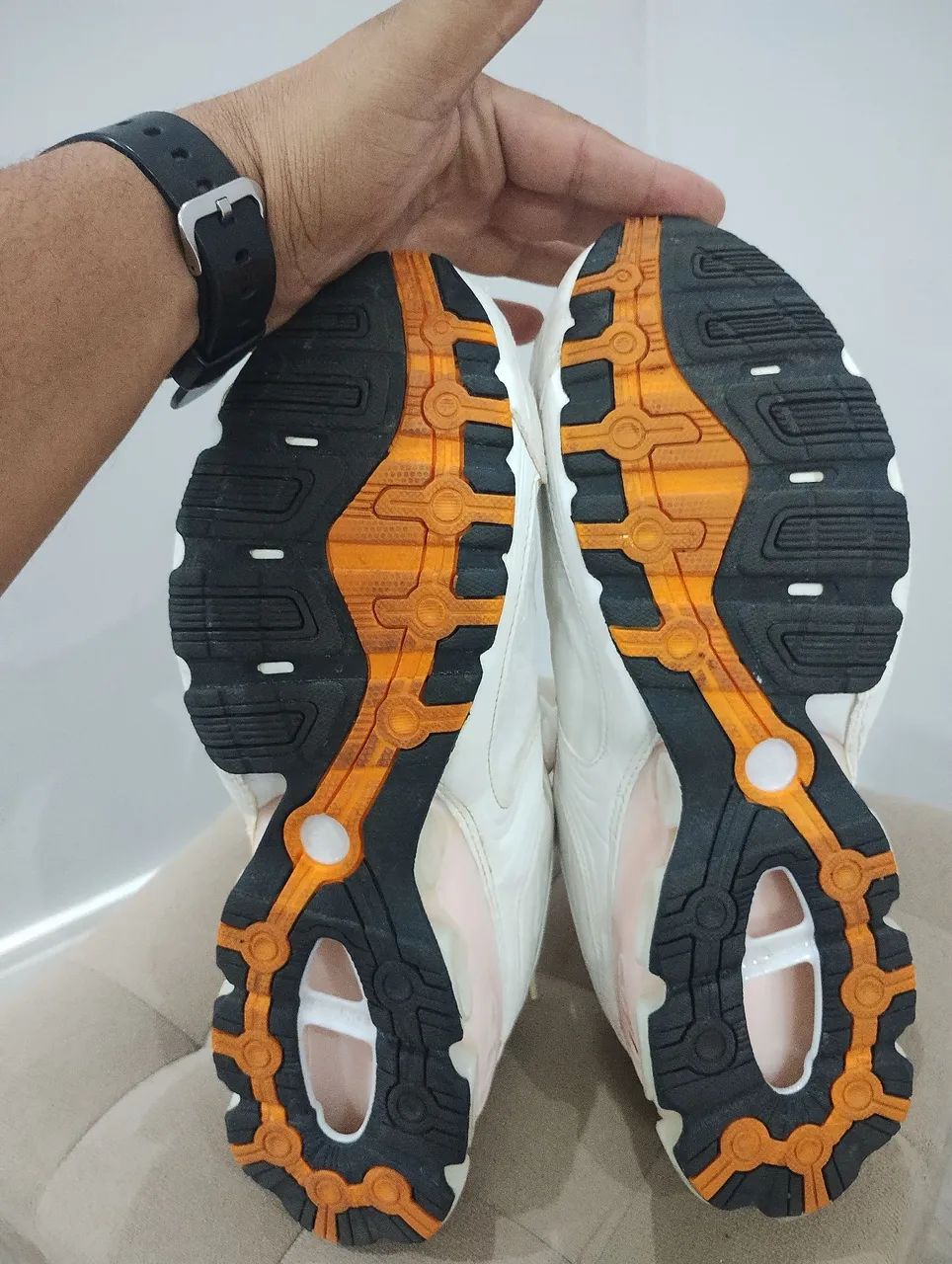 Tênis Adidas Branco com Detalhes Laranja - Foto 3
