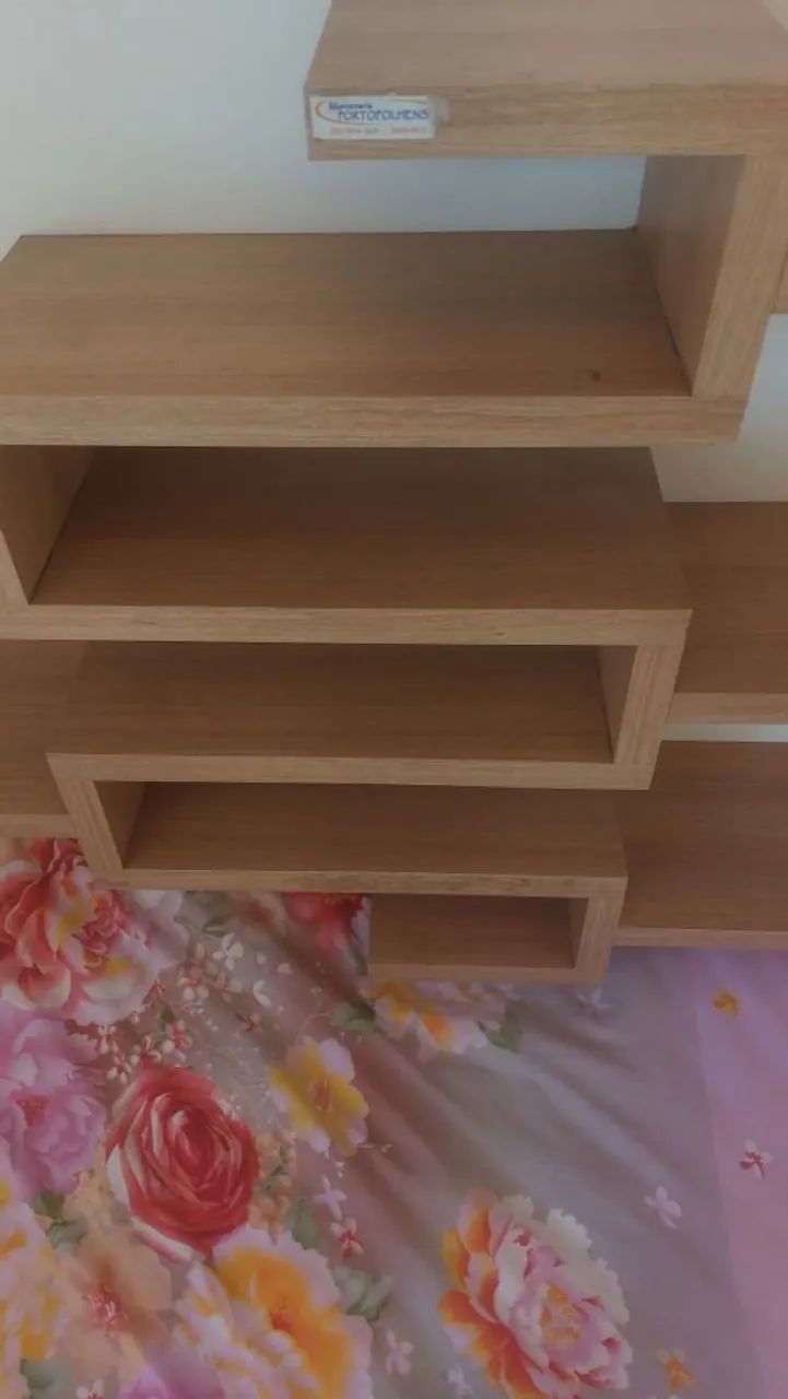 Estante de Parede com Fundo Branco e Prateleiras Amadeiradas - Foto 2