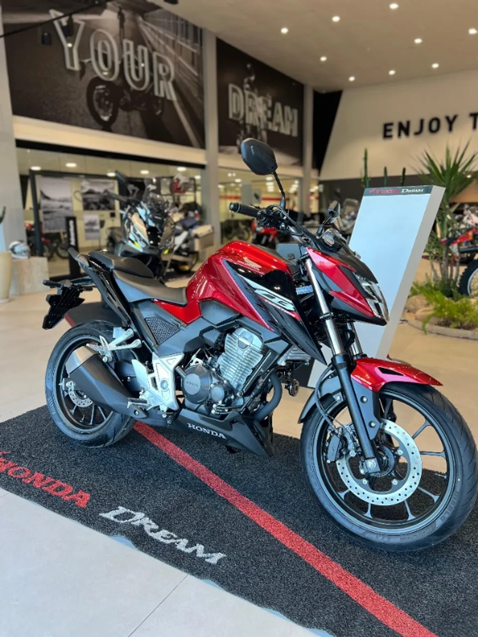 Honda CB 300F Twister 2025 aposta em freios combinados e visual esportivo para o uso urbano