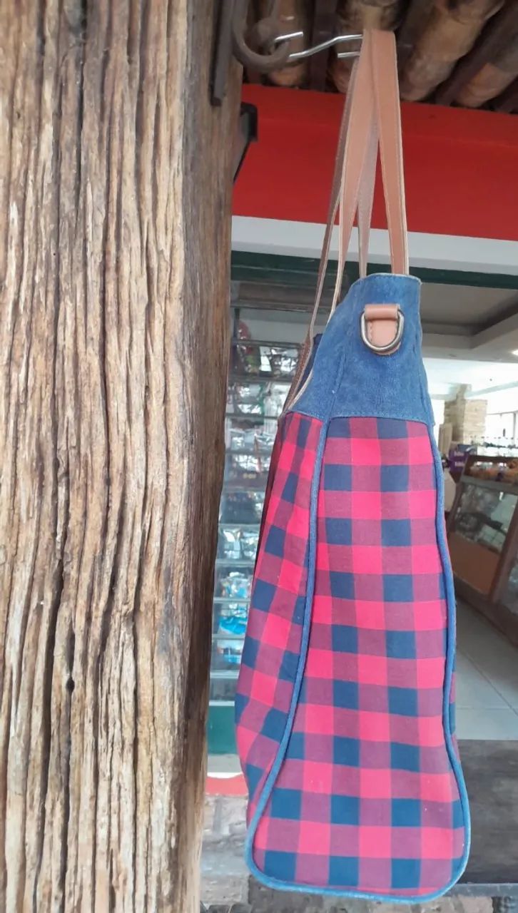 Bolsa em lona de algodão xadrez e couro natural, da marca carioca Cantão - Foto 6