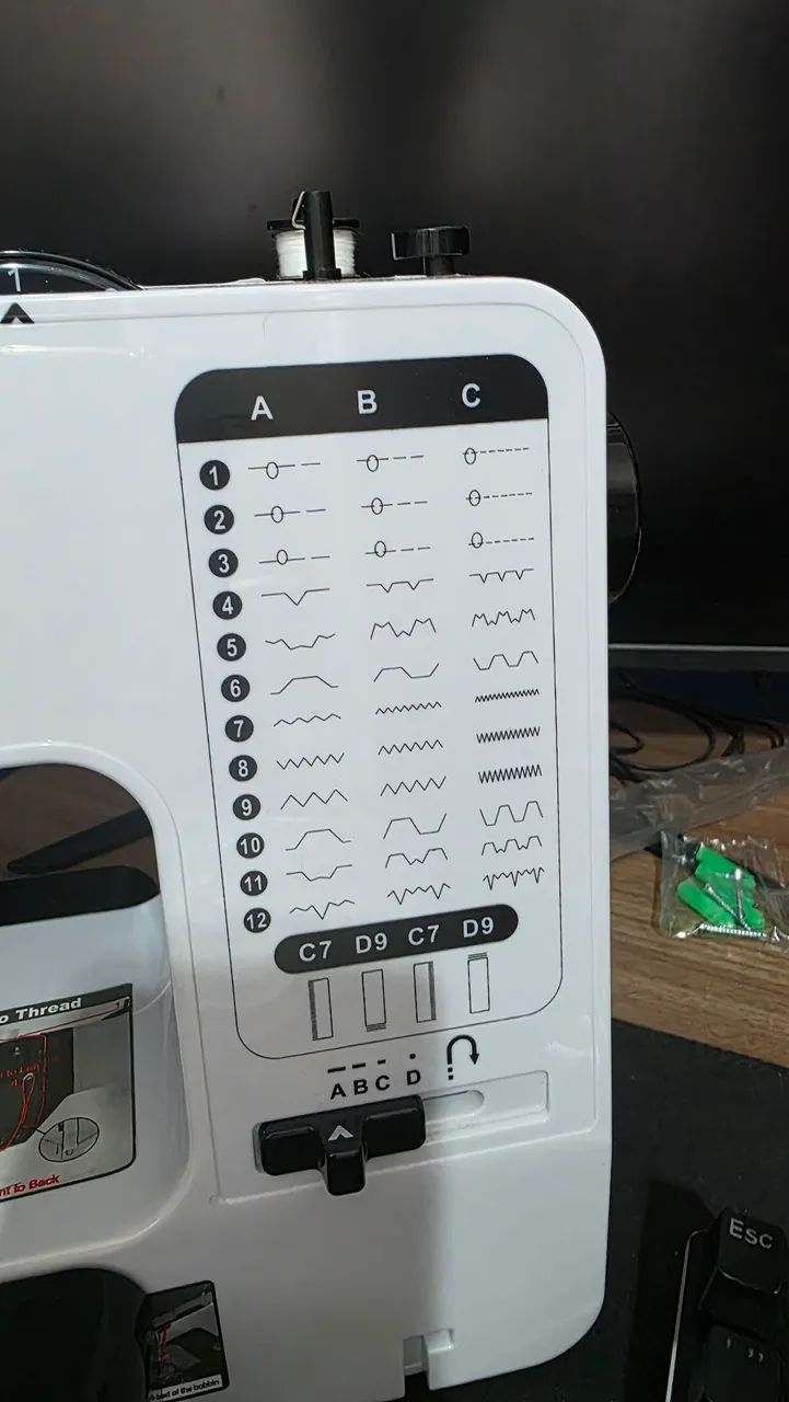 Máquina de Costura Doméstica (Nova na caixa) - Foto 6
