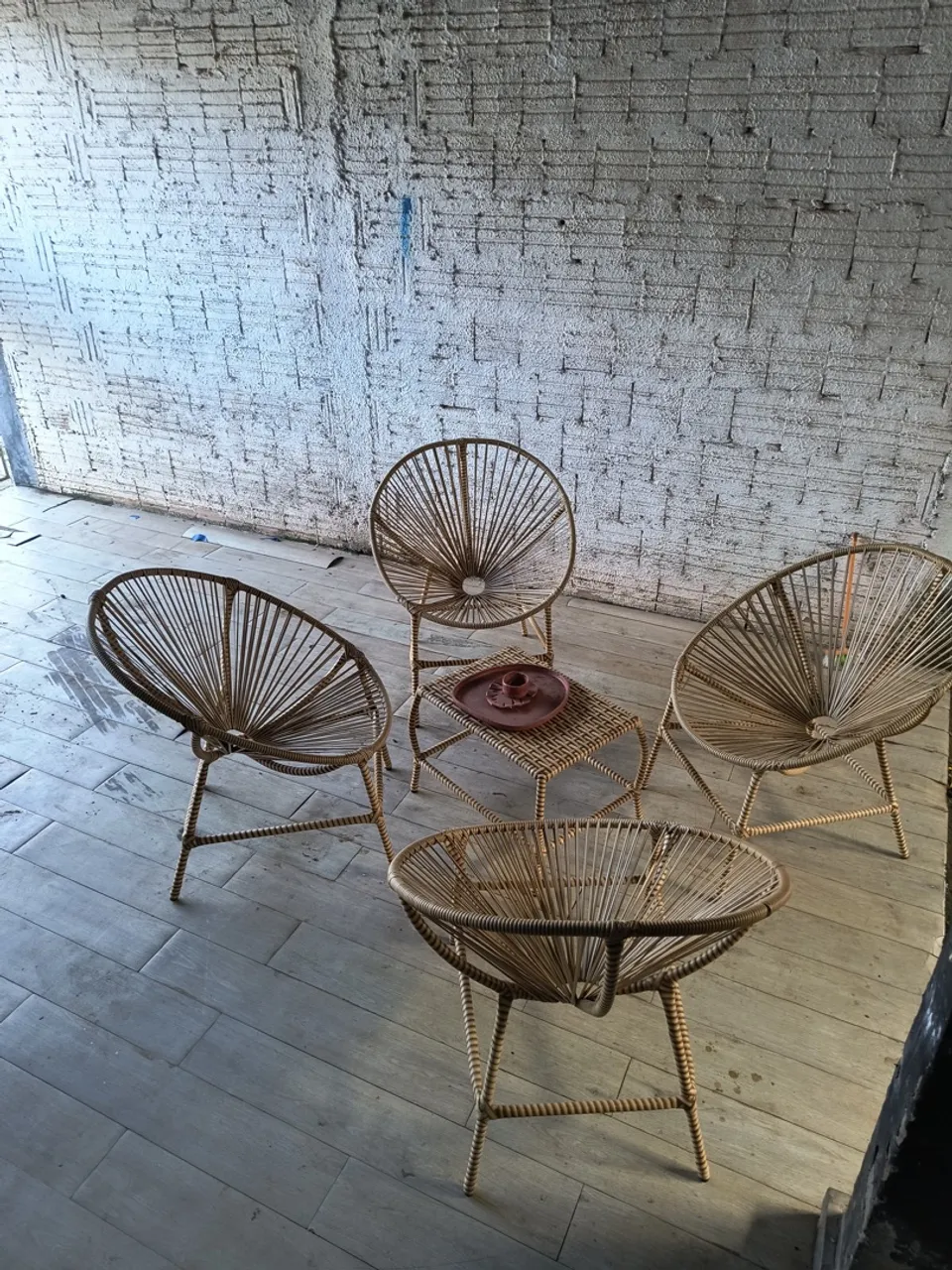 Conjunto de mesinha e cadeiras em vime