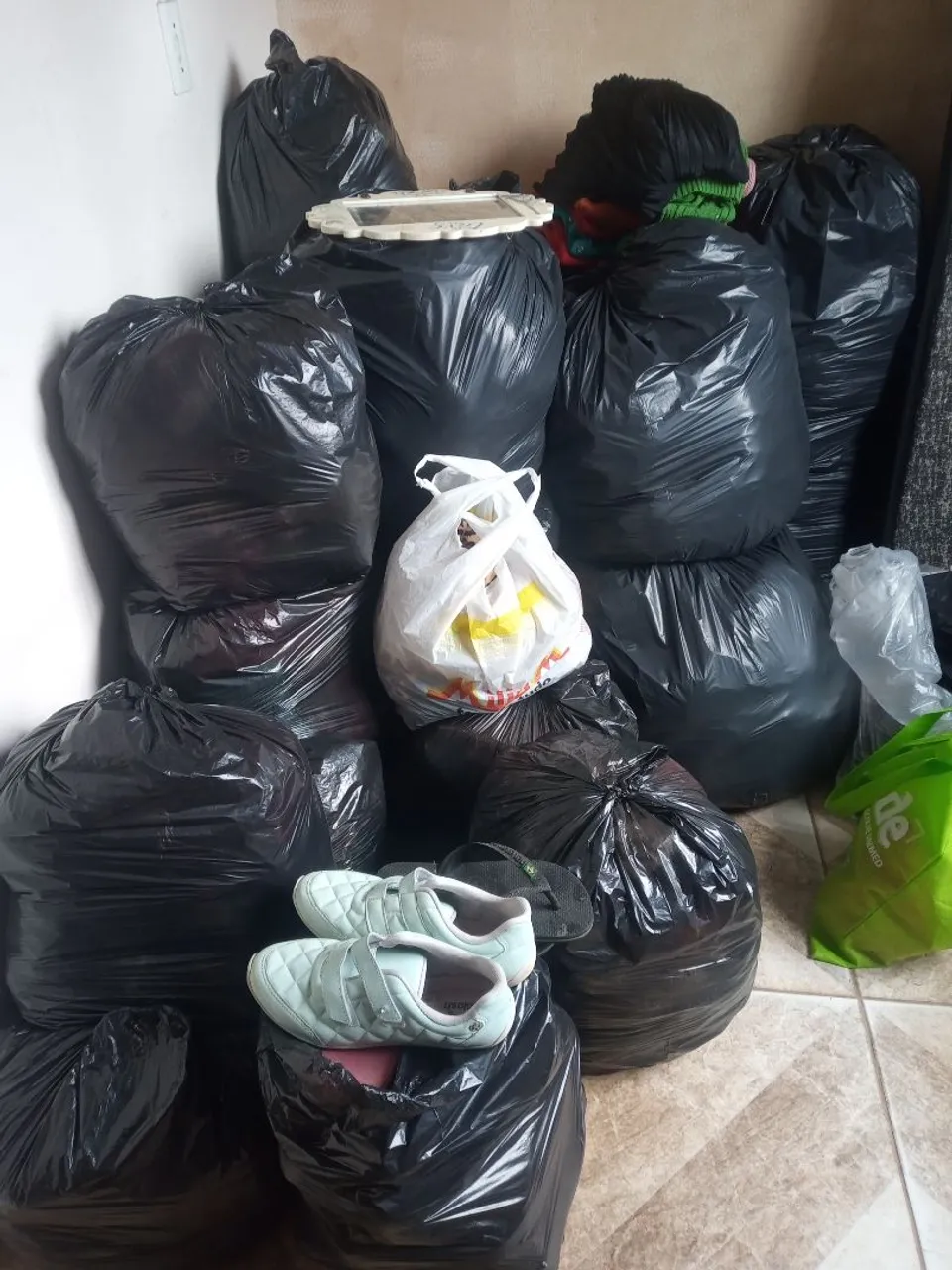 Lote de roupas e calçados