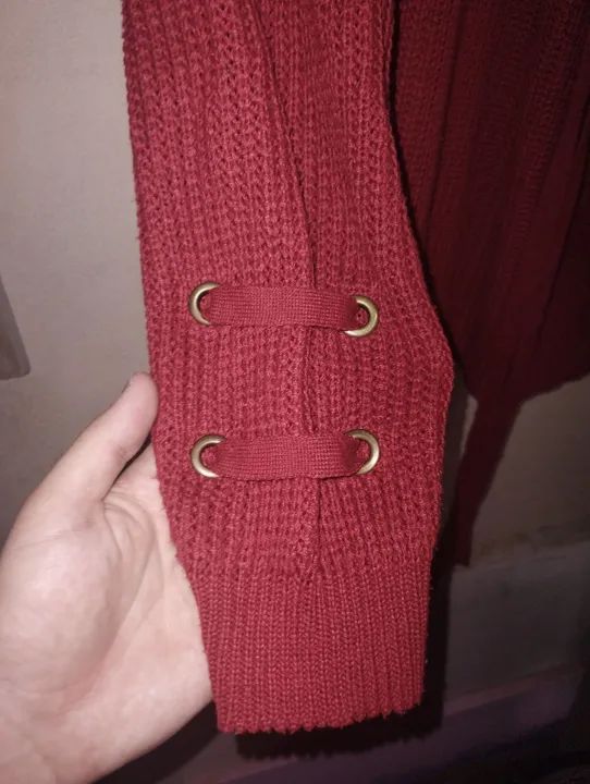 Suéter vermelho feminino, corte renascentista, com gola e pulso ajustáveis. Tamanho G. - Foto 3