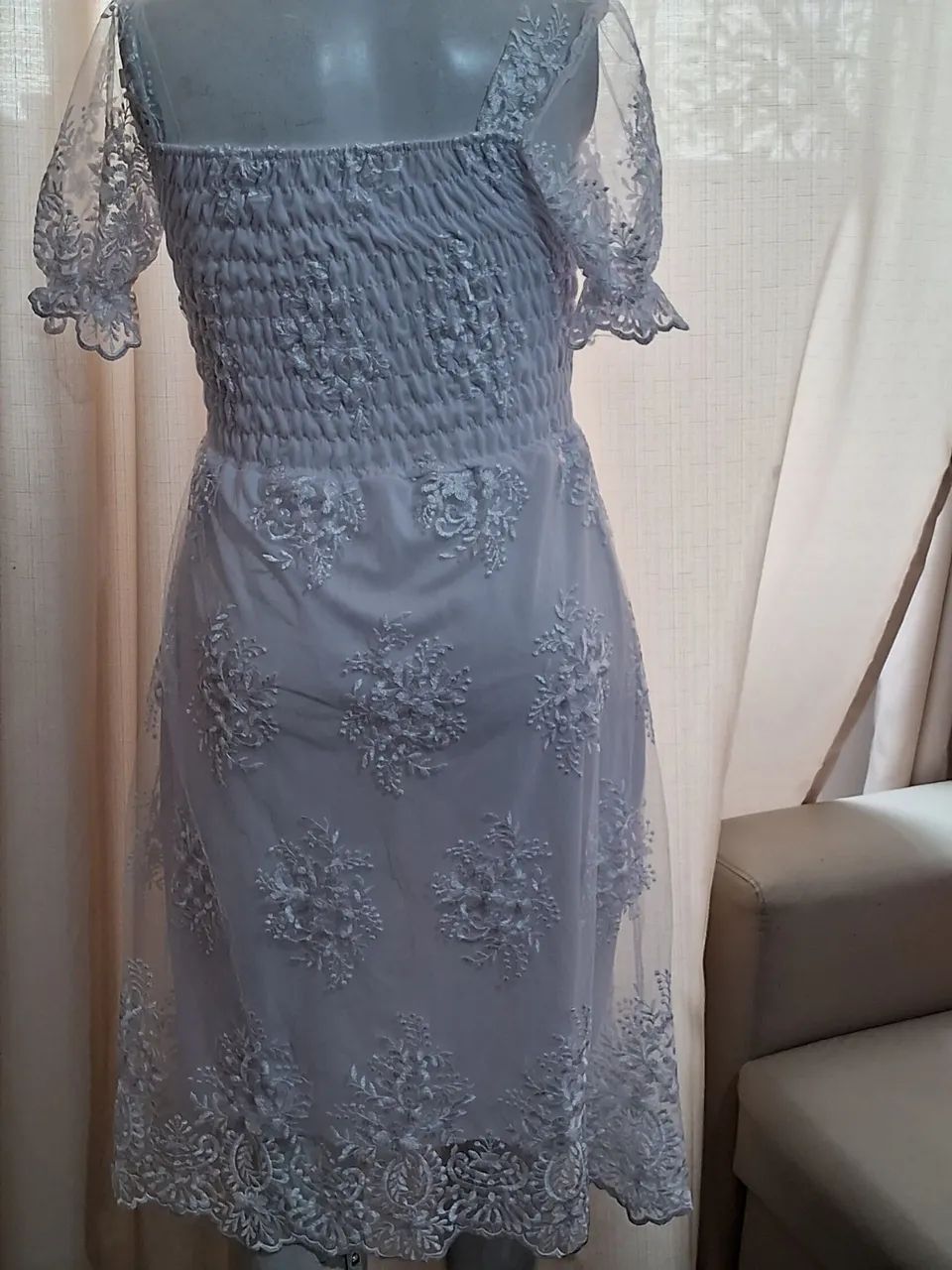 Vestido branco rendado com mangas bufantes - Foto 4