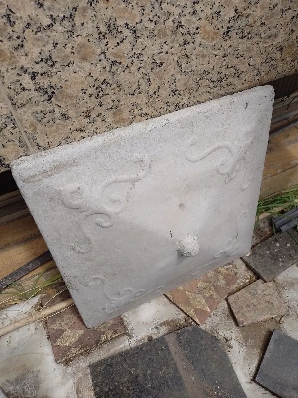 Tampa em concreto decorada