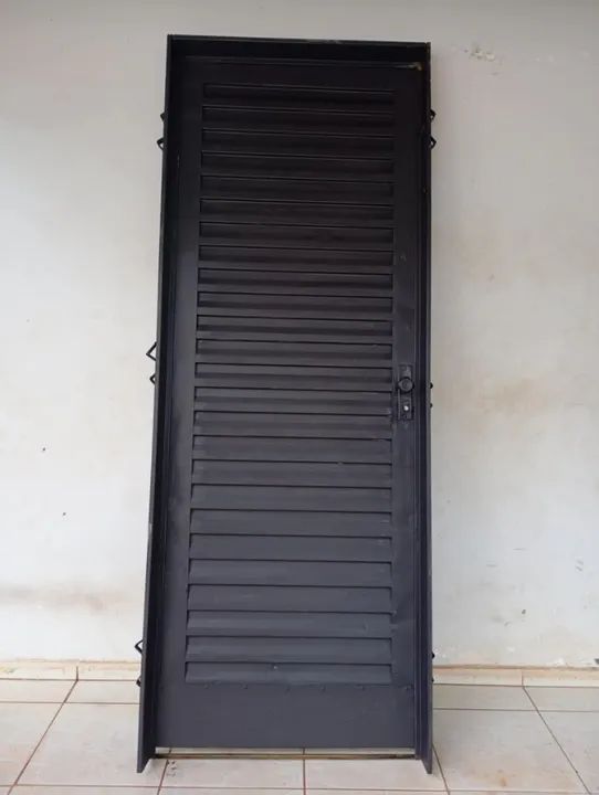 Porta 80 cm x 210 cm.  Ótimo estado. Usada. Acompanha portal e fechadura com chave. - Foto 2