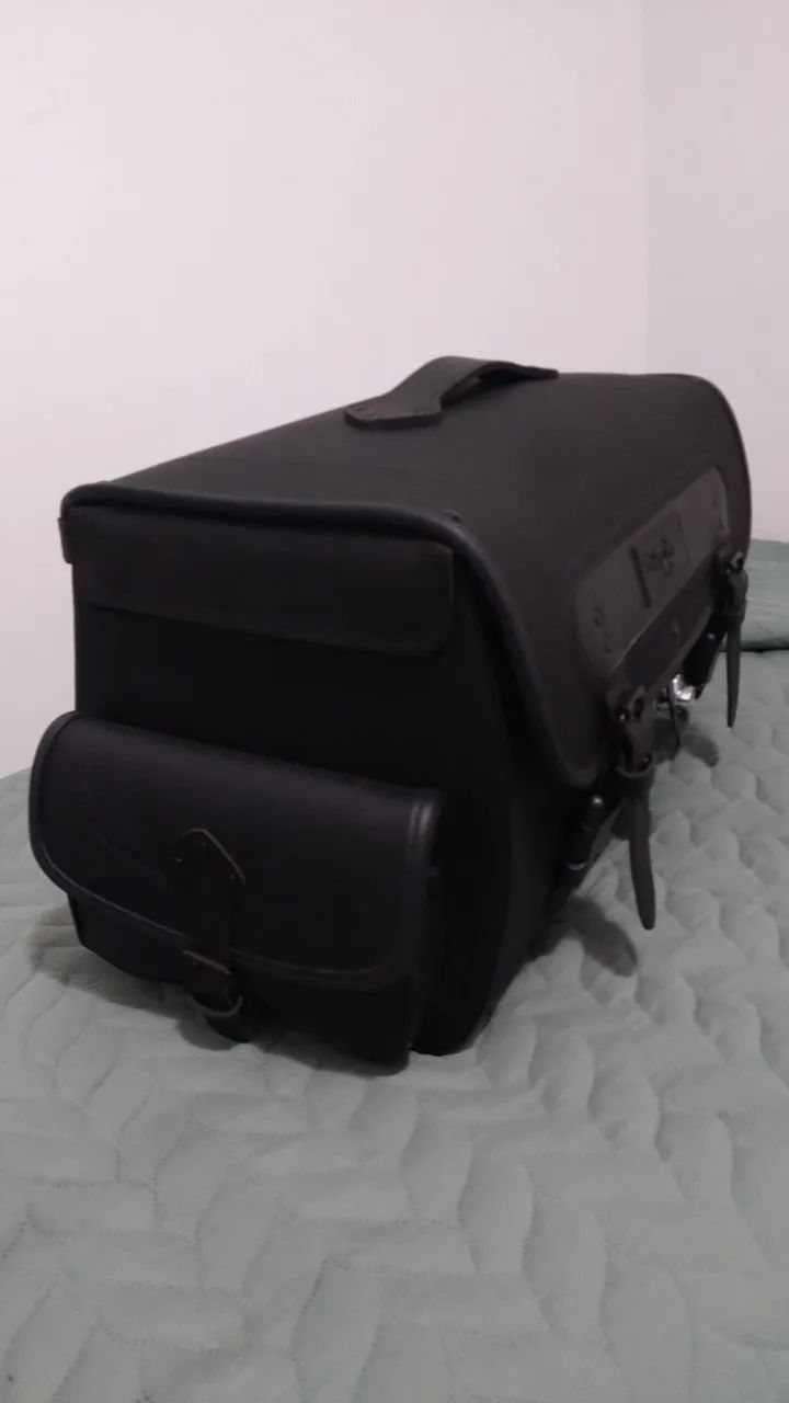 Baú em couro para moto, cabem 2 capacetes, novo! - Foto 2