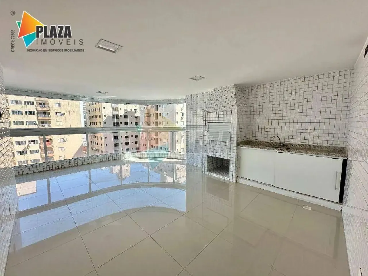 Apartamento com 3 suítes disponível para alugar, no bairro Vila Tupi, em Praia Grande/SP.