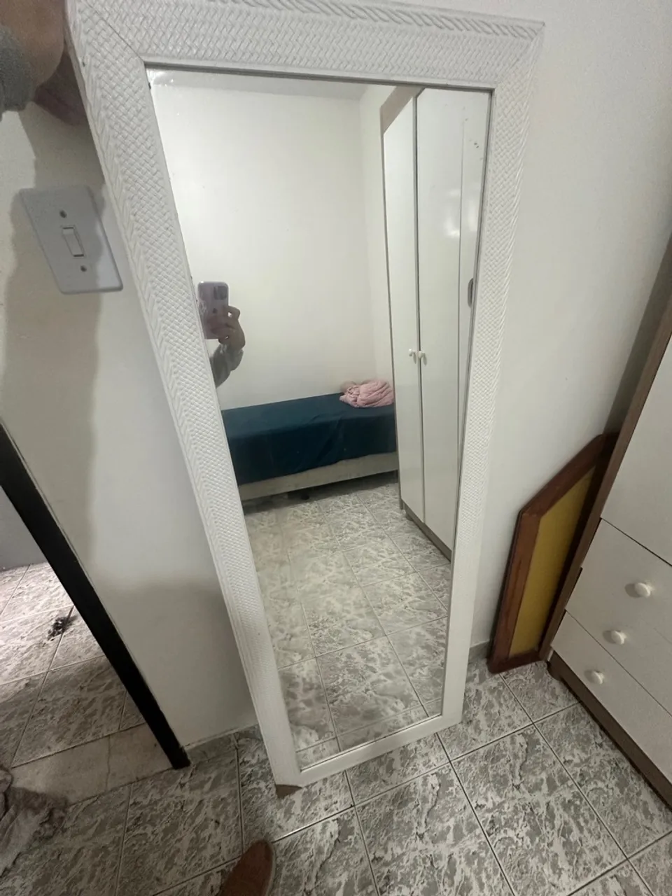 Espelho de corpo inteiro com moldura branca