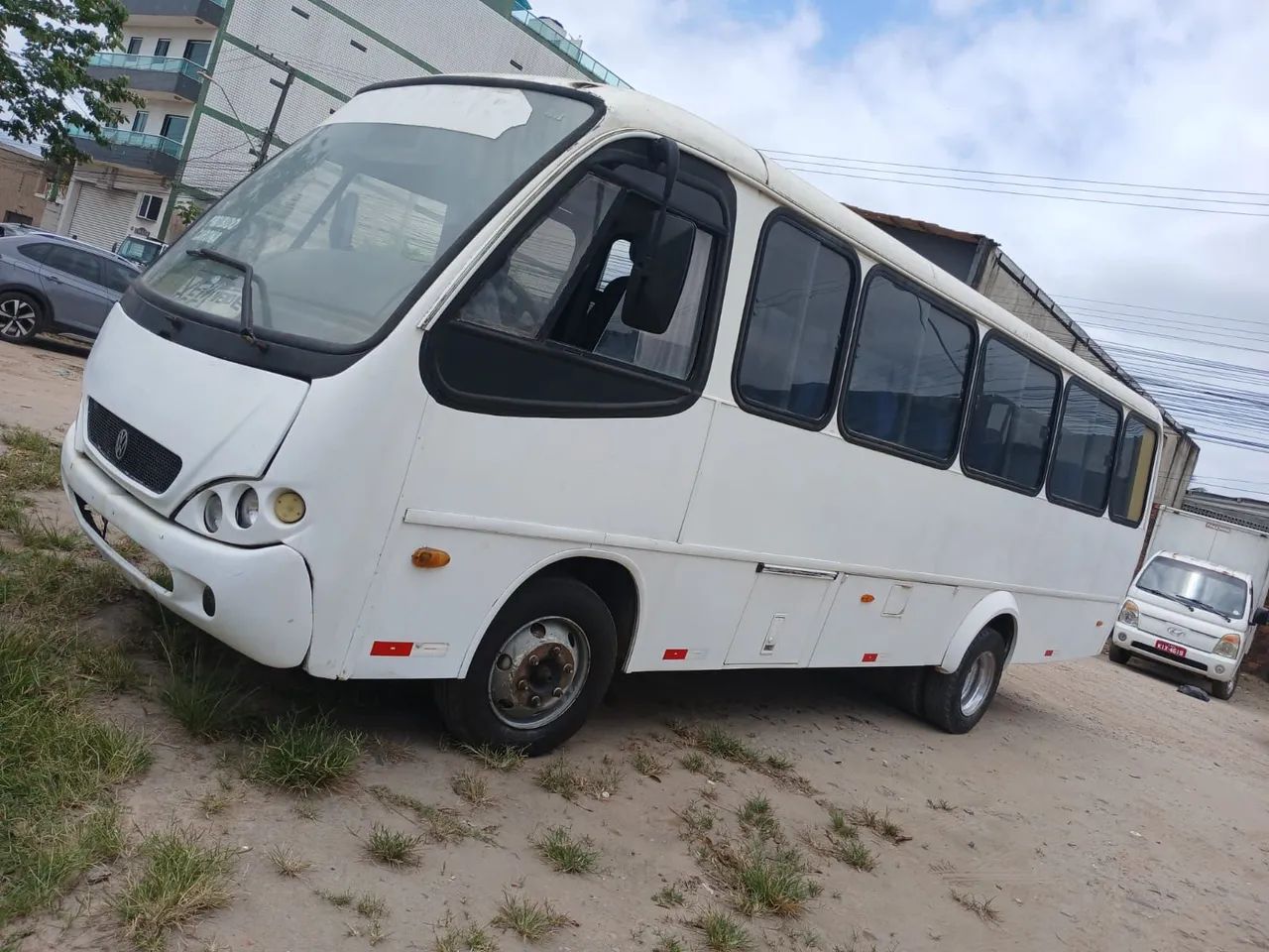 Micro ônibus branco em ótimo estado
