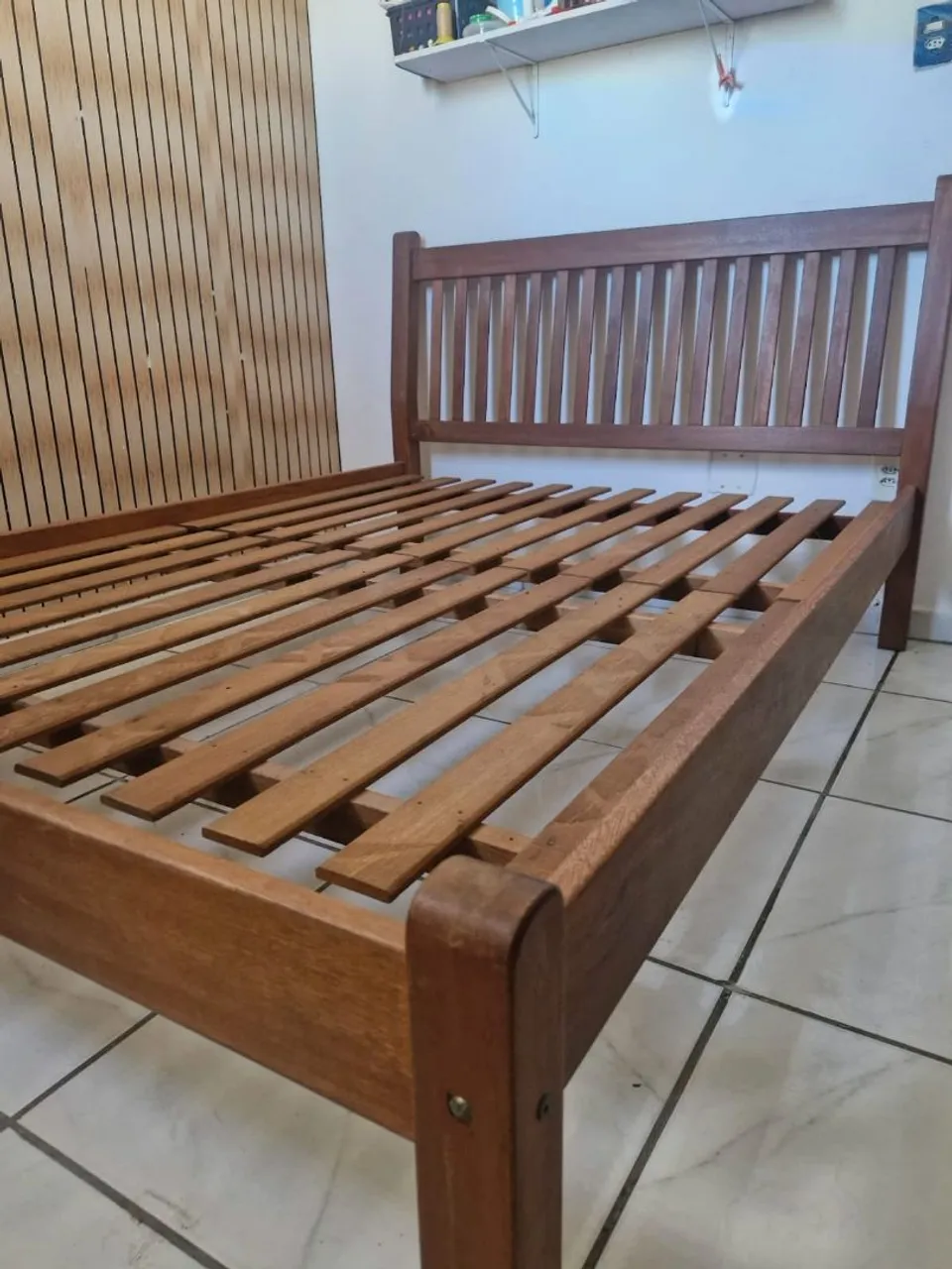 Cama de madeira pura boa