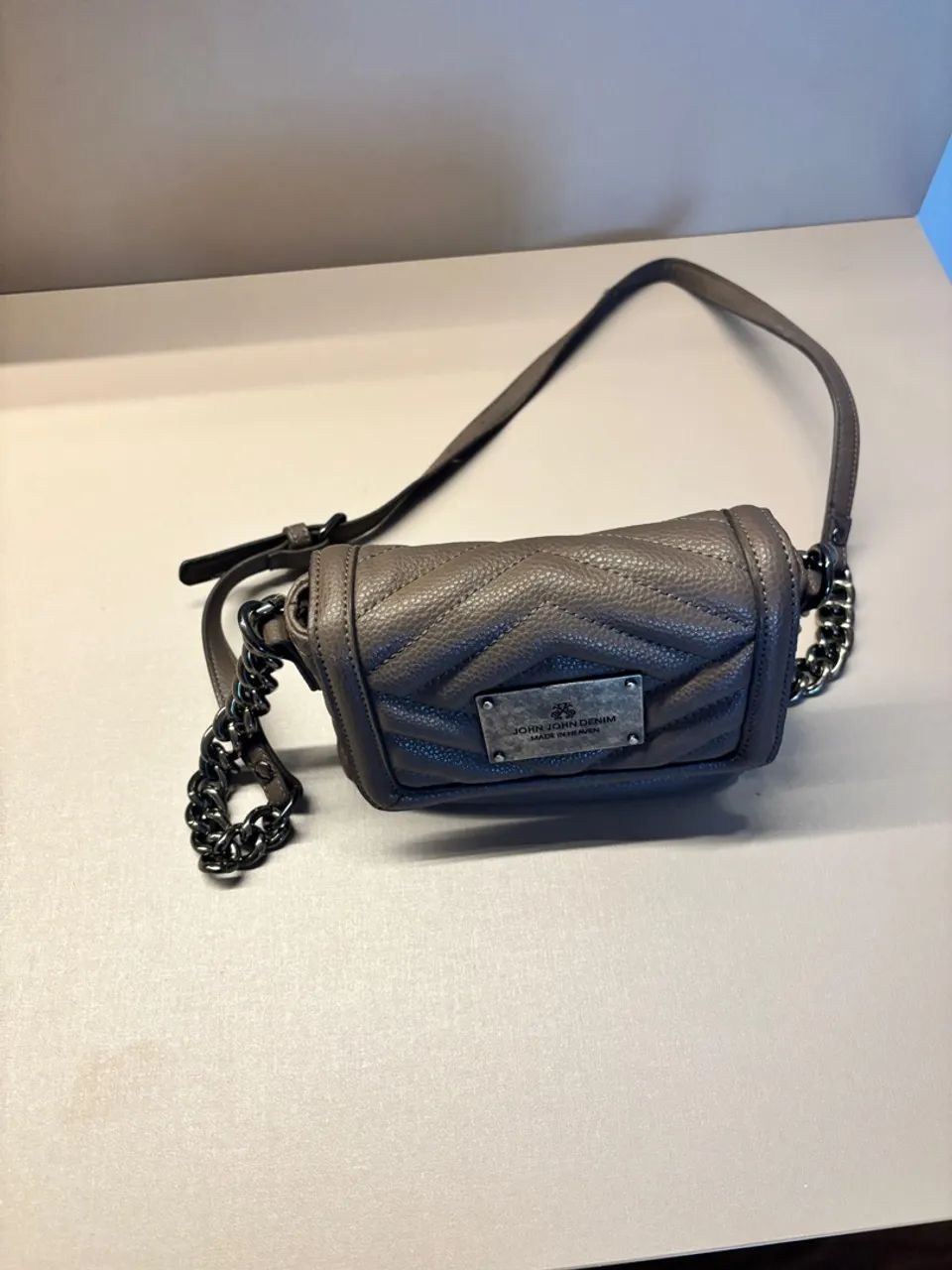 Bolsa John John de Couro Marrom com Corrente - Foto 4