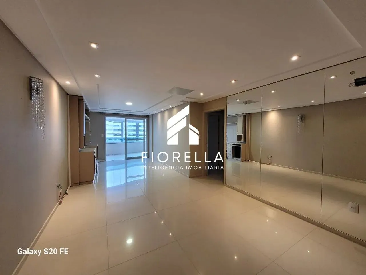 Apartamento à venda com 03 dormitórios, 01 suite, 02 vagas, no bairro Canto/Florianópolis-