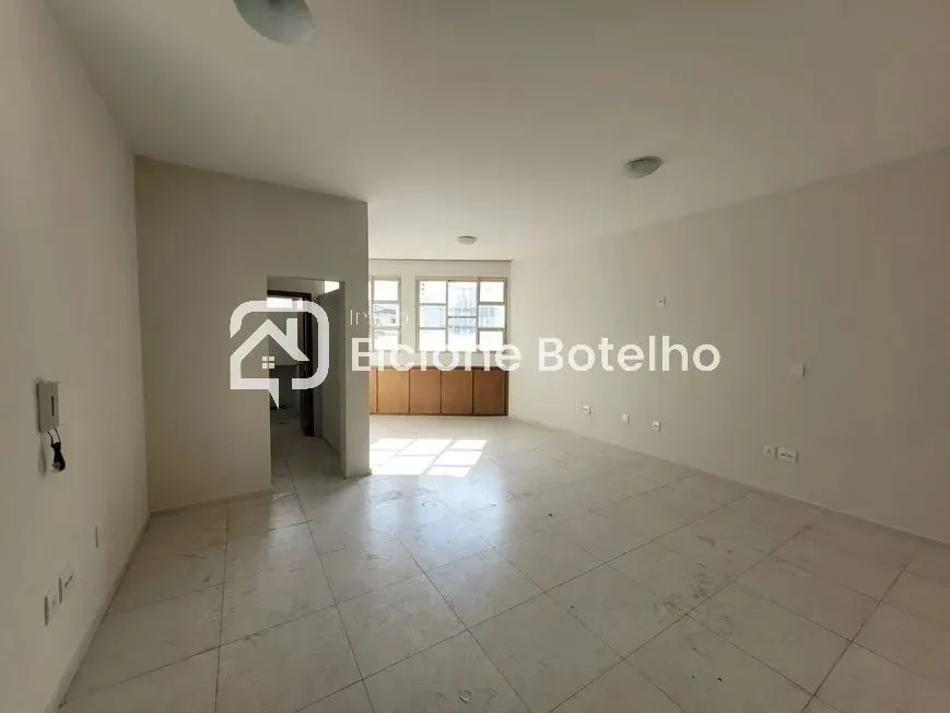 Sala para locação de aprox. 40 m², banheiro, no bairro Daniel Fonseca - Uberlândia - MG