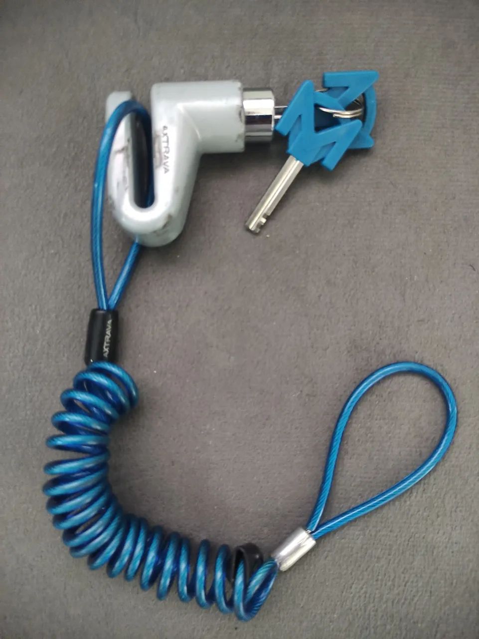 Cadeado para Moto Maxtrava com lembrete de segurança.