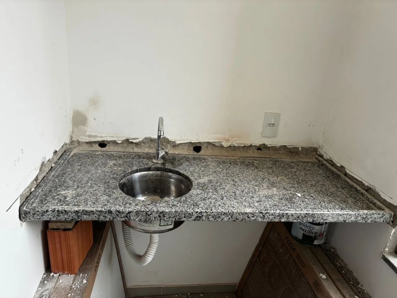 Pia de granito cinza ocre64840783196802120